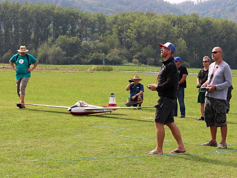 Obří letecké modely a aerovleky na letiště v Drahotuších