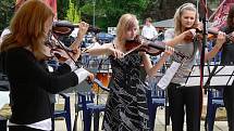 Promenádní koncert v Teplicích: na skladby Velkého dechového orchestru Miroslava Smrčky pochodovaly po lázeňské kolonádě mažoretky z oddílu Šance