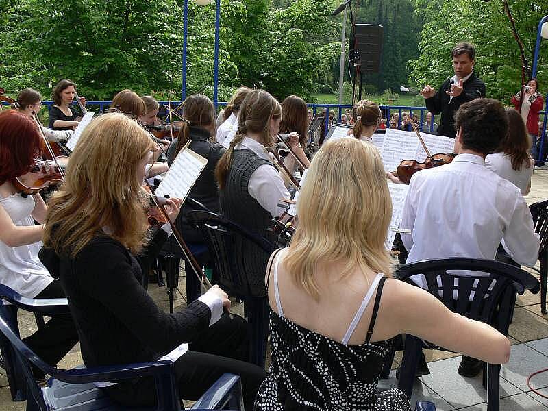 Promenádní koncert v Teplicích: na skladby Velkého dechového orchestru Miroslava Smrčky pochodovaly po lázeňské kolonádě mažoretky z oddílu Šance