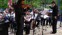 Promenádní koncert v Teplicích: na skladby Velkého dechového orchestru Miroslava Smrčky pochodovaly po lázeňské kolonádě mažoretky z oddílu Šance