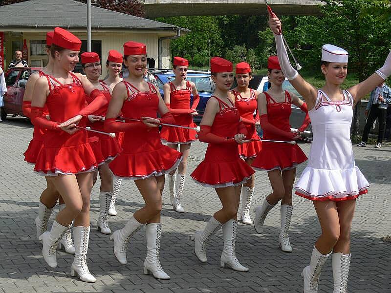 Promenádní koncert v Teplicích: na skladby Velkého dechového orchestru Miroslava Smrčky pochodovaly po lázeňské kolonádě mažoretky z oddílu Šance