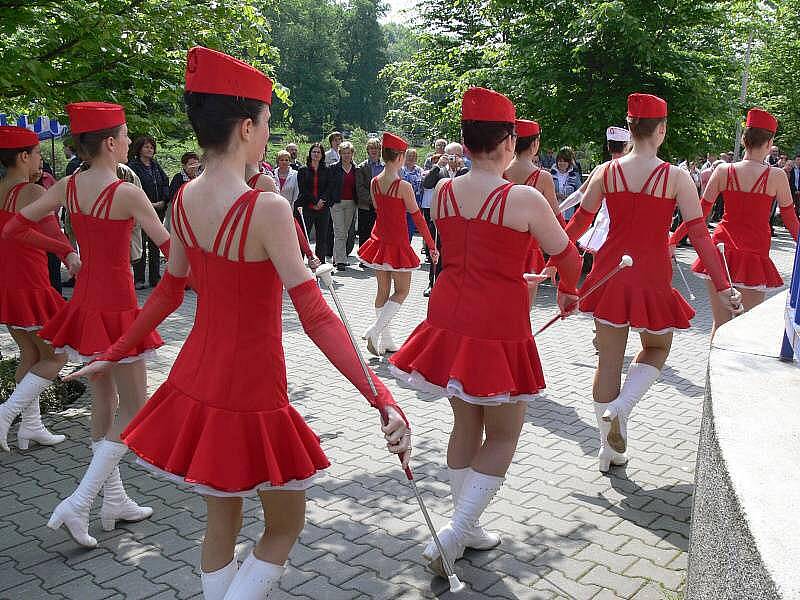 Promenádní koncert v Teplicích: na skladby Velkého dechového orchestru Miroslava Smrčky pochodovaly po lázeňské kolonádě mažoretky z oddílu Šance