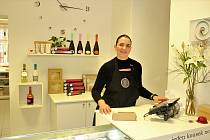 Tereza Plášilová loni koncem května otevřela v Liberci obchod, kde nabízí autorské šperky a sladké potěšení v podobě makronek.