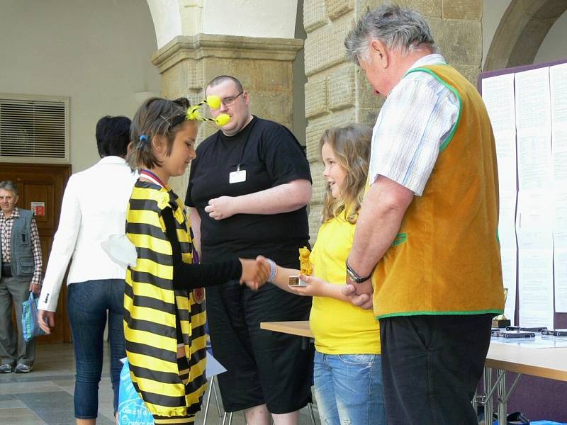 Vyhodnocení výtvarné soutěže Život včely v úlu v zámecké dvoraně