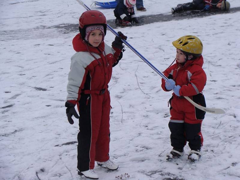 Sněhová nadílka potěšila hlavně přerovské děti, které houfně vyrazily do přírody sáňkovat a bruslit. 