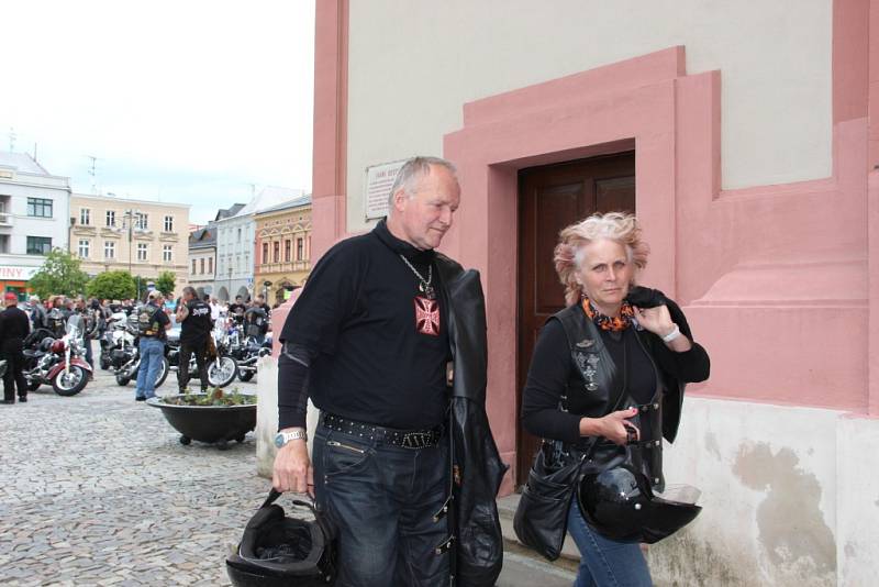 Na sto padesát motocyklů mohli obdivovat lidé, kteří se přišli podívat v sobotu na Masarykovo náměstí v Hranicích. V kostele Stětí sv. Jana Křtitele se konala tradiční motorkářská mše, která je součástí zahájení sezony. 