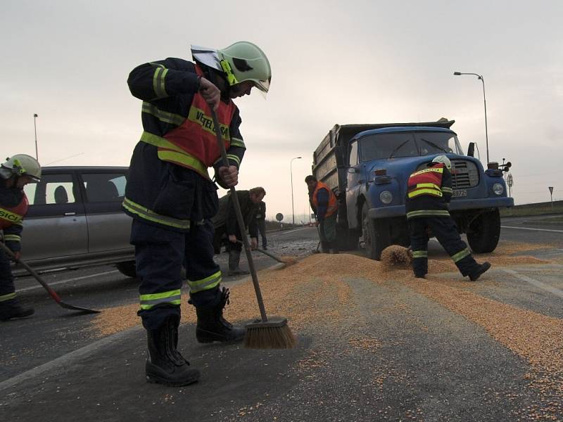 Osobní a nákladní automobil se srazily na křižovatce Horecko u Lipníku nad Bečvou.