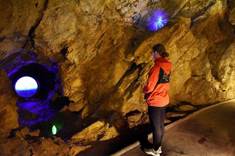 Prohlídkový okruh Zbrašovských aragonitových jeskyní  doplňuje výtvarná instalace.