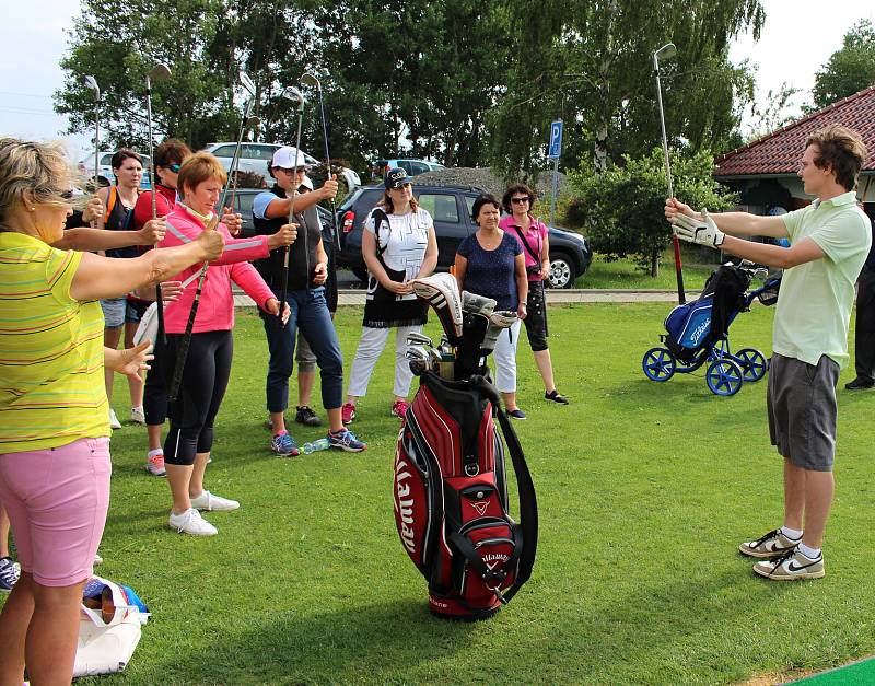 K celosvětovému Dni žen na golfu se připojuje také Golfový klub Radíkov. Na vlastní kůži si tento v Česku ještě ne příliš tradiční sport vyzkoušela i šéfredaktorka Přerovského a hranického deníku Liba Mátlová.