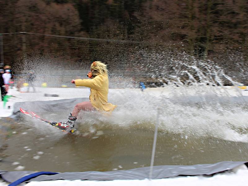 Tradiční bazénová Splash party na potštátské sjezdovce.