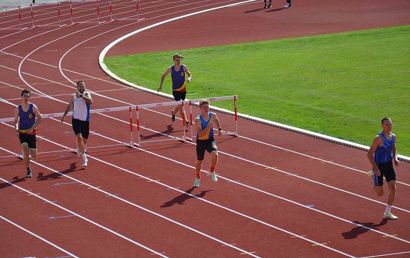 Hraničtí atleti se zúčastnili baráže o 1. ligu. Ladislav Koutný (první zleva) a Vojtěch Podjukl (třetí zleva) na trati 400 m překážek