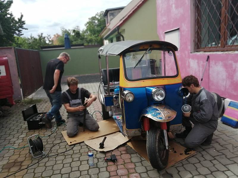 Ještě poslední opravy tuktuku probíhají u pana Plachého.