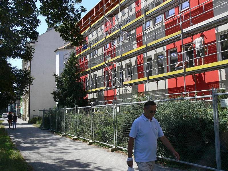 Ve škole na třídě 1. máje stále probíhá rekonstrukce školní jídelny.