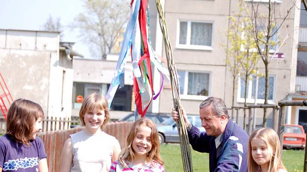 S neobvykle dlouhým tatarem vyrazila v pondělí do ulic šestice kamarádů z Přerova. Scházejí se už od roku 1952.