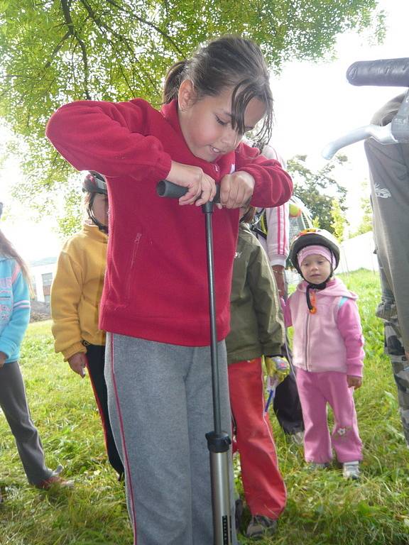 Účastníci cyklovyjížďky zamířili do areálu letního kina, kde byla připravena řada zajímavých soutěží pro děti.