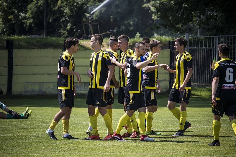 Fotbalisté Nových Sadů (ve žluto-černém) porazili Hranice 3:0.