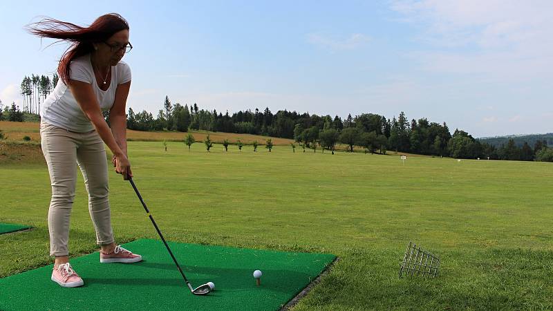 K celosvětovému Dni žen na golfu se připojuje také Golfový klub Radíkov. Na vlastní kůži si tento v Česku ještě ne příliš tradiční sport vyzkoušela i šéfredaktorka Přerovského a hranického deníku Liba Mátlová.