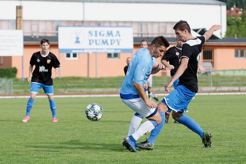 Fotbalisté SK Hranice (v modrém) proti 1. FCV Přerov.