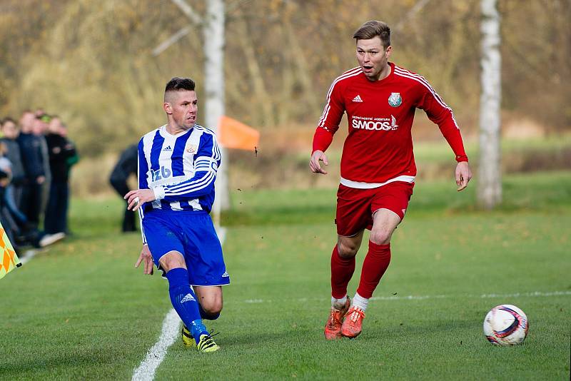 Fotbalisté Ústí (v červeném) v derby proti SK Hranice (2:0)