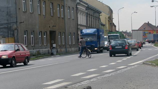 Silnice na třídě ČSA patří k nejfreventovanějším v Hranicích.