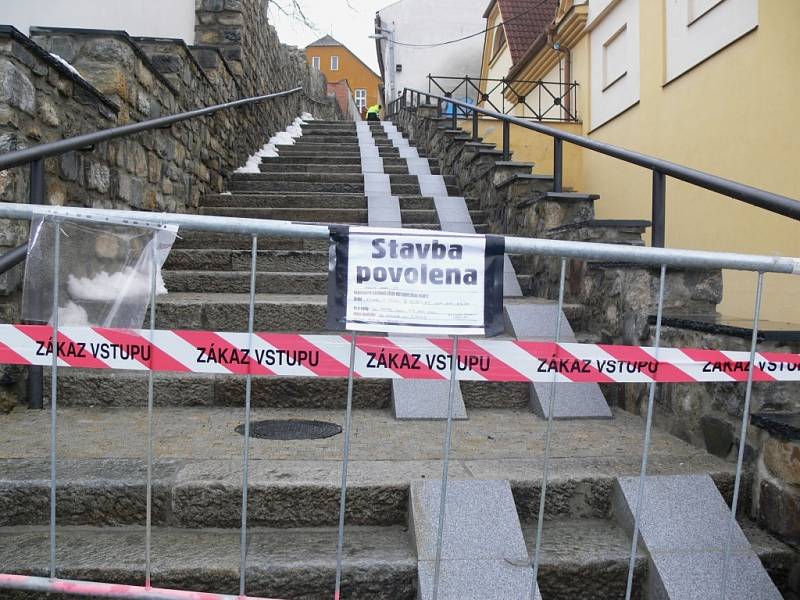 Pivovarské schody v Hranicích jsou zavřené, kvůli stavbě přípojky