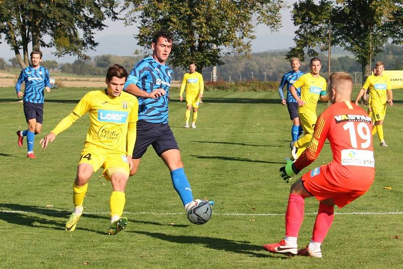 Fotbalisté Všechovic (v modrém) proti Strání.