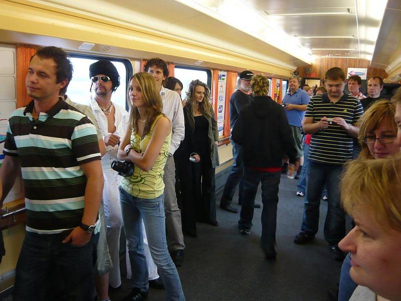 Na palubě vlaku Košičan bylo živo. Členové kapel Chinaski a No Name křtili novou desku, zpívali ve speciálně upraveném voze a podepisovali se fanouškům a fanynkám. 