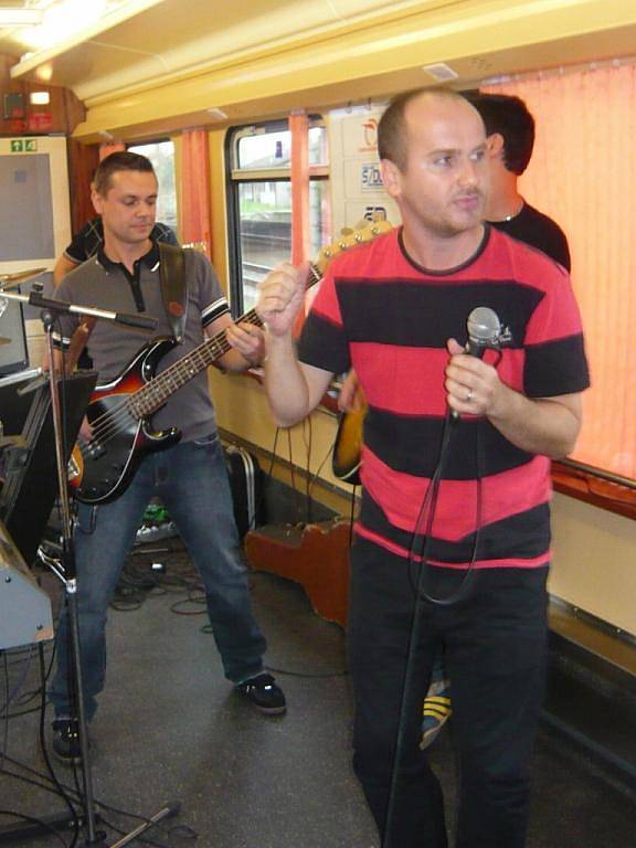 Na palubě vlaku Košičan bylo živo. Členové kapel Chinaski a No Name křtili novou desku, zpívali ve speciálně upraveném voze a podepisovali se fanouškům a fanynkám. 