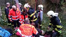 Záchranáři vyprošťovali v neděli 20. listopadu zaseknutého paraglaidistu v několikametrové výšce na stromě nedaleko Milenova
