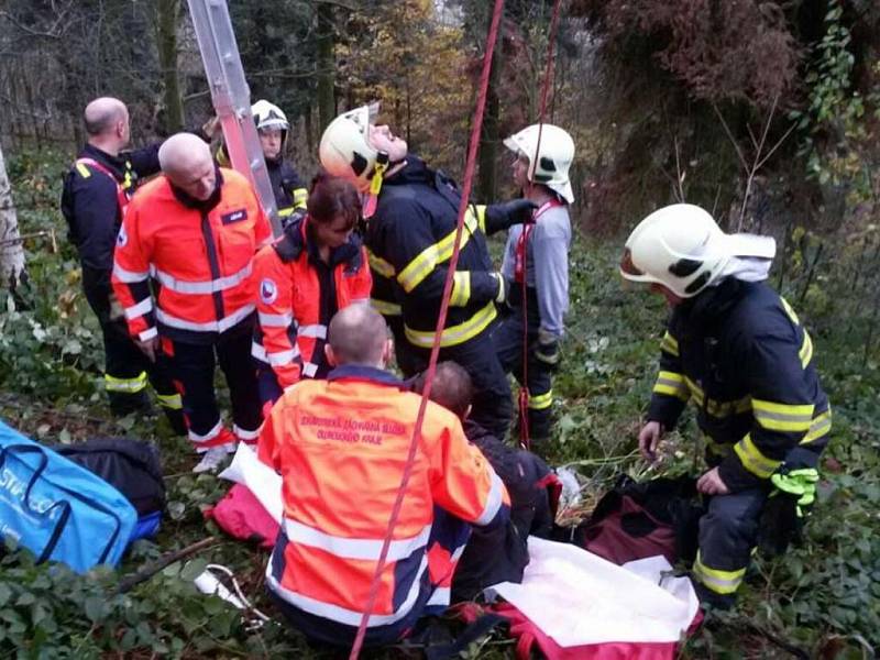 Záchranáři vyprošťovali v neděli 20. listopadu zaseknutého paraglaidistu v několikametrové výšce na stromě nedaleko Milenova