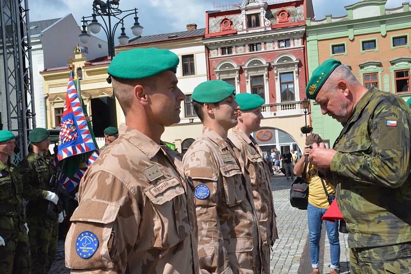 Slavnostní nástup vojáků v Hranicích po návratu ze zahraniční operace v Mali.