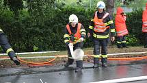 Taktické cvičení hasičů uzavřelo ve čtvrtek 17. května dopoledne silnici na Nové ulici v Hranicích. Jednalo se o likvidaci následků dopravní nehody automobilové cisterny, která zatarasila cestu, s následným únikem nebezpečné látky