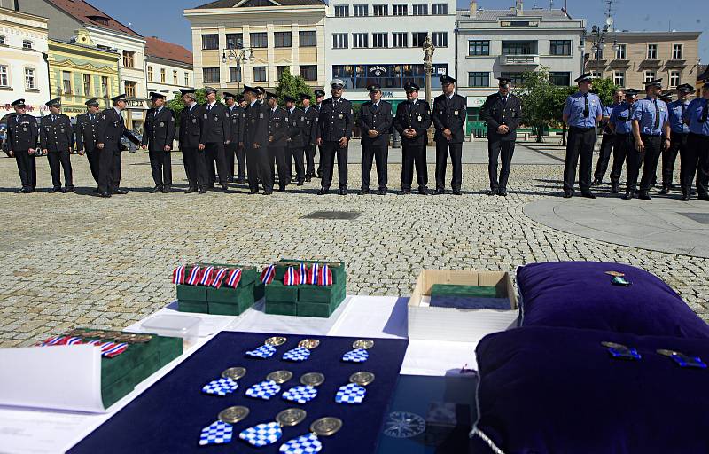 Medailemi policejního prezidenta a ředitele policie Olomouckého kraje na náměstí v Hranicích slavnostně ocenili policisty územního odboru Přerov, hranické strážníky a také osobnosti mimo policejní oddělení