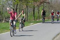 Hromadnou cyklovyjížďkou zahájili v sobotu 28. dubna cyklisté z Hranic, Lipníku nad Bečvou, Přerova a Tovačova letošní sezonu na Cyklostezce Bečva. V cíli, na oseckém Jadranu, čekal všechny zábavný program