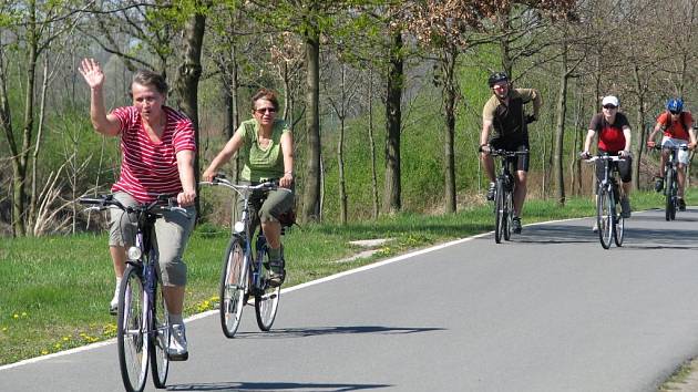 Hromadnou cyklovyjížďkou zahájili v sobotu 28. dubna cyklisté z Hranic, Lipníku nad Bečvou, Přerova a Tovačova letošní sezonu na Cyklostezce Bečva. V cíli, na oseckém Jadranu, čekal všechny zábavný program