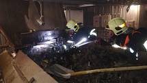 Šest hasičských jednotek likvidovalo v noci na úterý 9. dubna požár pásové technologie v průmyslovém areálu v Hranicích.