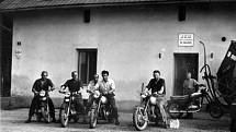 Odjezd na motorkách od místního družstva poté, co byla rozdělena práce. Fotografie byla pořízena v 60. letech