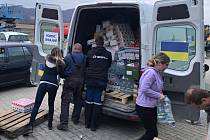 Dvě auta potravin na pomoc lidem na Ukrajině naplnili dárci v sobotu 26. února v Hranicích u Hypernovy a Kauflandu.