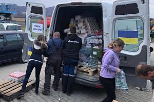 Dvě auta potravin na pomoc lidem na Ukrajině naplnili dárci v sobotu 26. února v Hranicích u Hypernovy a Kauflandu.