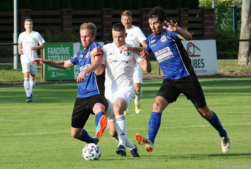 Fotbalisté Všechovic (v bílém) v přípravě proti Bystřici pod Hostýnem.