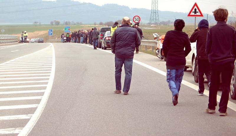 Lidé čekají na konvoj americké armády na mostě přes D1 u Hranic