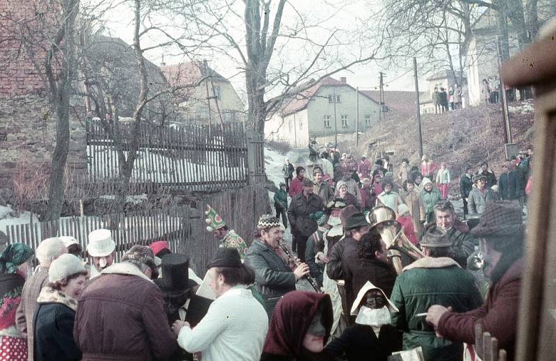 Masopust z Jihlavska. Na snímcích ze 70., 80. a 90. let minulého století je vidět vodění medvěda z Jezdovic a něco málo z obce Salavice.