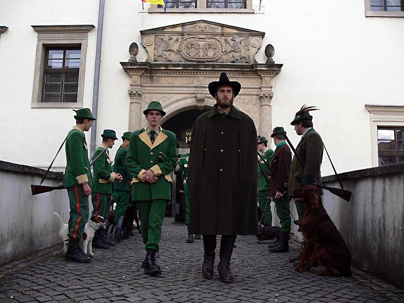 Patron lovců, svatý Hubert, objížděl se svou družinou Hranice s pozváním na sobotní Hubertskou zábavu