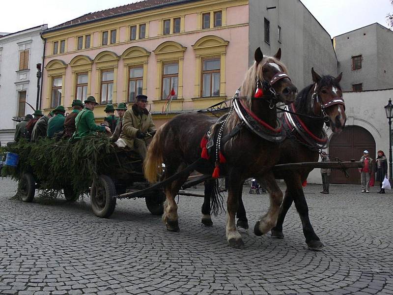 Patron lovců, svatý Hubert, objížděl se svou družinou Hranice s pozváním na sobotní Hubertskou zábavu