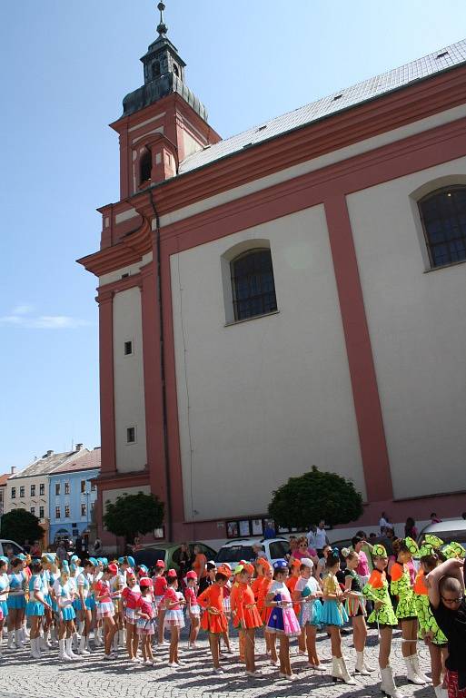 Průvod mažoretek Hranicemi