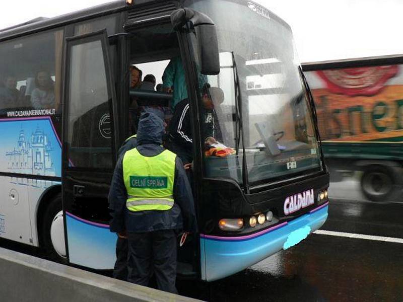 Při kontrole autobusů celníci zjistili nedodržování předepsaných bezpečnostních přestávek řidičů v době řízení.