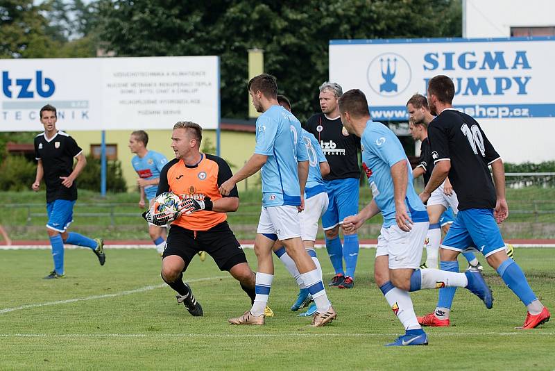 Fotbalisté SK Hranice (v modrém) proti 1. FCV Přerov.