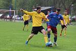 Strhující derby olomouckého krajského přeboru mezi fotbalisty Ústí (ve žlutém) a FC Želatovice. Petr Holoubek vs. Martin Rybka