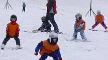 První dva výcvikové dny mají za sebou účastníci lyžařské a snowboardové školy z Hranic.