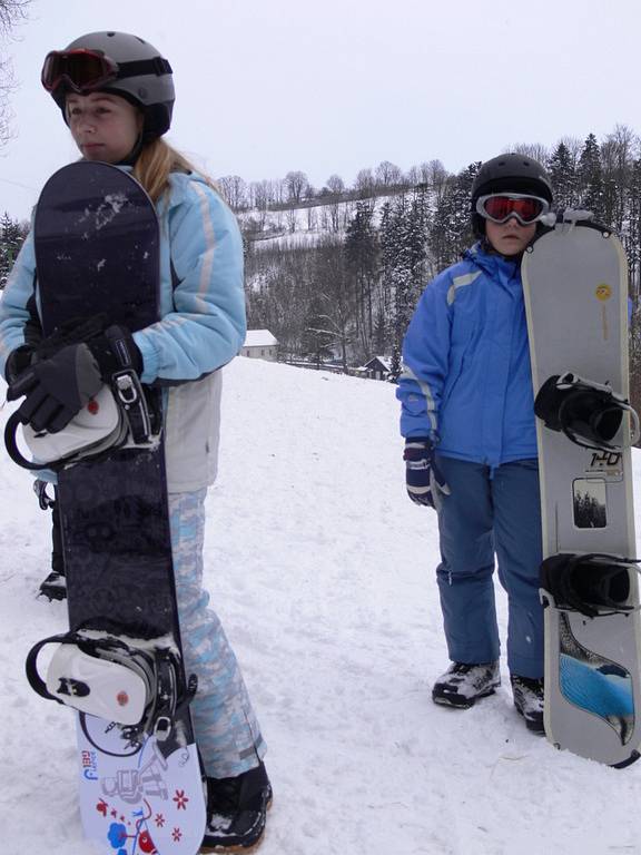 První dva výcvikové dny mají za sebou účastníci lyžařské a snowboardové školy z Hranic.